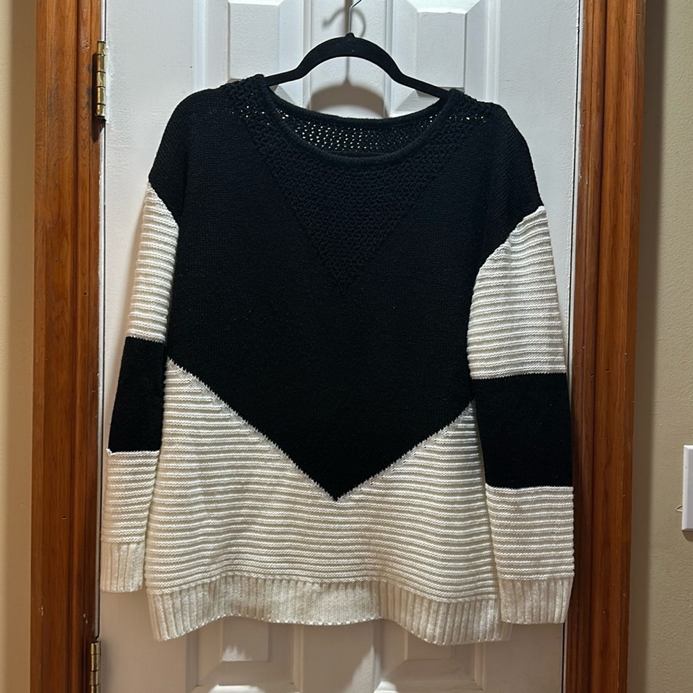▫️BLACK & WHITE SWEATER